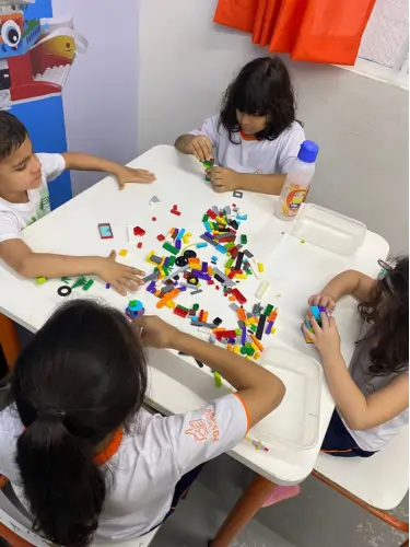 Anglo Araçoiaba da Serra - Alunos brincando com Lego